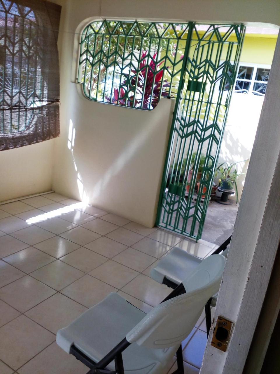 Cozy & Comfy Portmore Exterior foto